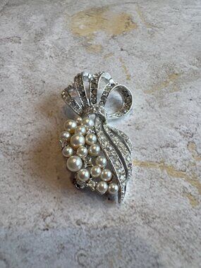 Lisner Vintage Silver Tone Bridal Pearl Brooch